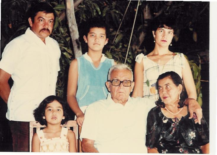 Adolfo G, Tania (sobrina), Carol, (hermana) Bartolo Guzman (papa') y Piedad Arenas (mama') 1983.