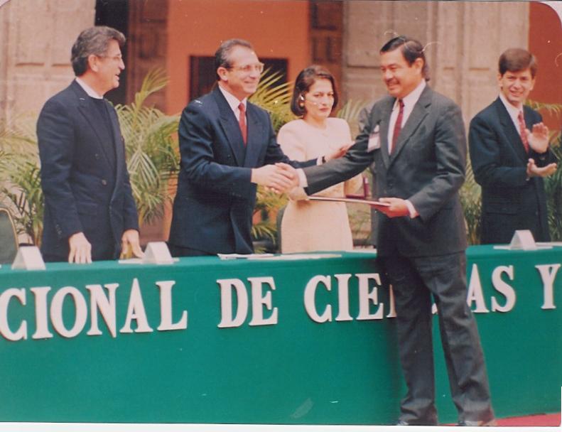 A. Guzmán recibe el Premio Nacinal de Ciencias en manos del Presidente de la República, el Dr. Ernesto 1996